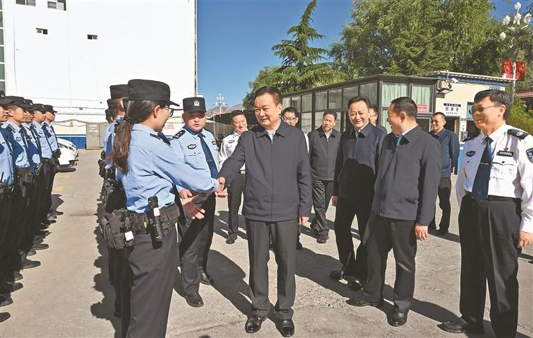 七月三日,自治区党委书记王君正在政法系统调研。这是王君正来到拉萨市公安局八廓古城分局吉日派出所与干警们亲切交流。西藏日报记者 旦增西旦 摄.png