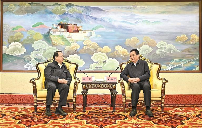 7月7日下午,自治区党委书记王君正在拉萨与上海市委副书记、市长龚正率领的代表团一行座谈。西藏日报记者 旦增西旦 摄.png